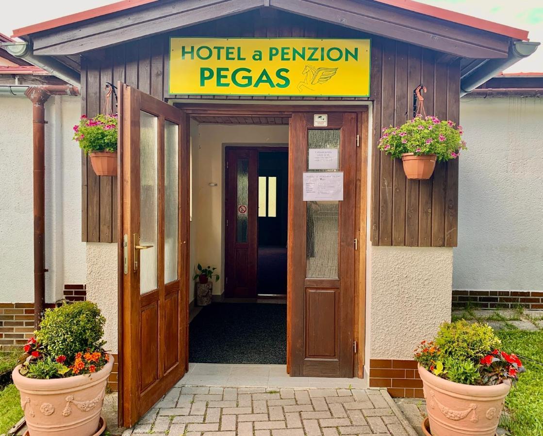 Hotel A Penzion Pegas Vlachovice Buitenkant foto