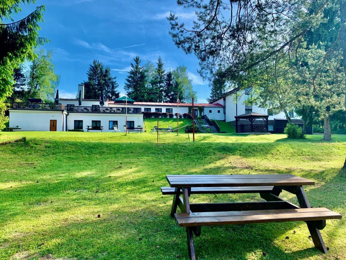 Hotel A Penzion Pegas Vlachovice Buitenkant foto