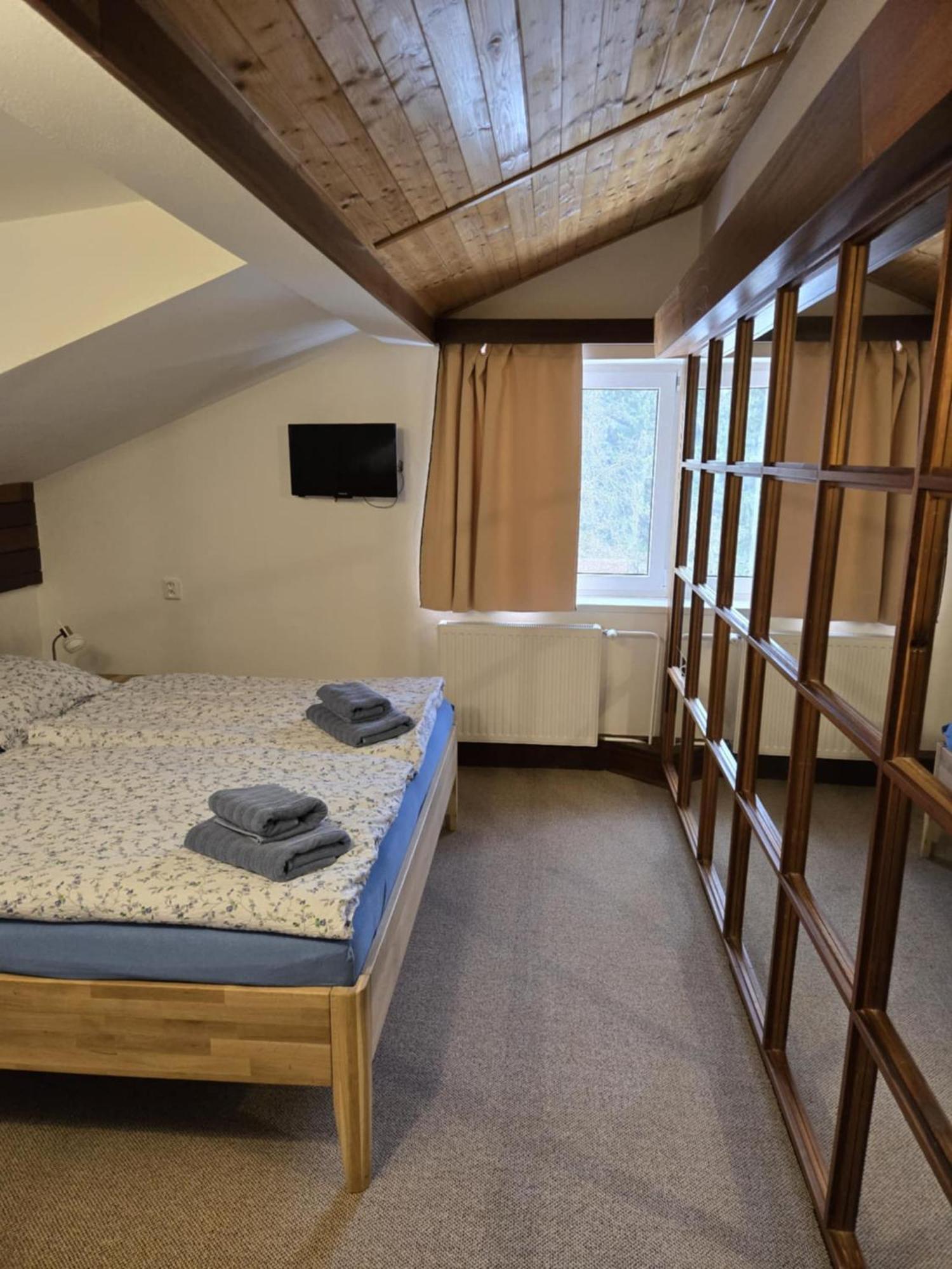 Hotel A Penzion Pegas Vlachovice Buitenkant foto