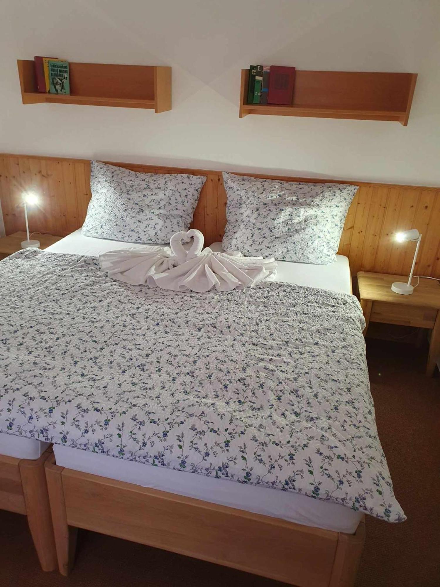 Hotel A Penzion Pegas Vlachovice Buitenkant foto